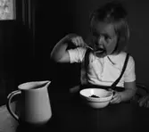 Servus bestick
Flicka äter bär med sked. C.-H. Stålhanes servis från Rörstrand och Servus bestick av Sigurd Persson