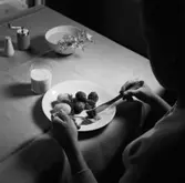 Servus bestick
Kvinna som äter köttbullar och potatis. C.-H. Stålhanes servis från Rörstrand och Servus bestick av Sigurd Persson från Kooperativa Förbundet