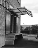 Lagercentral
Exteriör, detalj av fasad med skärmtak ovanför lageringång.