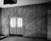 Läroverk i Blackeberg
Interiör, konstnärligt utsmyckad vägg med dörrar