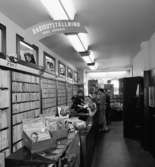 Broddmans foto
Interiör av butik, hyllor med grammofonskivor