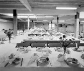 Lagercentral
Interiör, uppdukat långbord i lagerlokal.