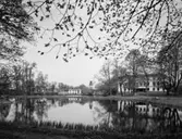 Uppländsk bruksmiljö
Exteriör, parkmiljö med vattendrag. Herrgårdsbyggnad i fonden