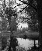 Uppländsk bruksmiljö
Exteriör, parkbild med vattendrag, kyrktorn i fonden