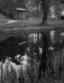 Uppländsk bruksmiljö
Exteriör, engelsk park med tempel, vattendrag i förgrunden