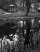 Uppländsk bruksmiljö
Exteriör, engelsk park med tempel, vattendrag i förgrunden