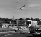 Sankt Eriksmässan
Exteriör, USA - paviljongen. Hissad amerikansk flagga mot himlen