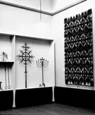 Hemslöjdsutställning, Liljevalchs konsthall
Interiör. Ljusstakar och textil bonad