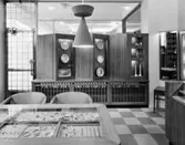 AB Flavia
Butiksinteriör, bord med smycken i nedsänkta fack under bordsskiva av glas.