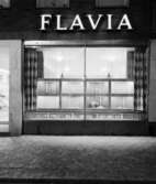 AB Flavia
Exteriör, upplyst butiksfönster vid kvällstid