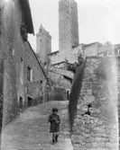 Gränd med hus och ett barn
Resebilder från Italien
Exteriör