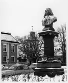 Alingsås Staty över Jonas Alströmer på Stora torget. Delar av rådhuset och kyrkan.
