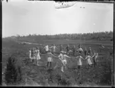 Skolbarnen leka ringlek ute vid Sjögrund? Kulten?