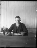 J skolsalen med pekpinnen i högsta hugg.