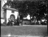 Vid kanonerna utanför porten till Läckö slott. (Skolresan till Läckö och Kinnekulle sommaren 1932)