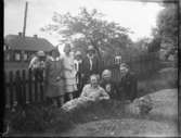 Grupp i trädgården vid lärarbostaden. Med bl.a Gustaf Tanérs mor, syster och vikarie.