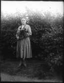 Fru Carling - småskollärarinna - med blommor vid hyllningssamkvämet med anledning av hennes avgång från tjänsten.