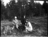 Utflykt i trakten: Fröken Lycke, Dagny Persson och Evert Andersson.