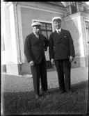 Utanför Johansons hus vid Ringvägen. En manlig vikarie och jag i sångarmössa.