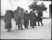 Utställningen 1923: Mamma, Morfar, Morbror Esse o. Karin komma gående på Stora gården.