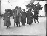 Utställningen 1923: Mamma, Morfar, Morbror Esse o. Karin komma gående på Stora gården.