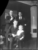 Plantagegatan 6. J pojkarnas rum hos Fritzells. Anders, Nils (stående) och Artur (sittande), samt Erik Gustaf (sittande i Arturs knä).