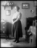 Hedåsgatan 19. Karin Österling, stående.