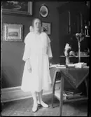 Hedåsgatan 8. Signe Holmer i konfirmationsklänning.