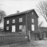 Edsleskog prästgård. Minnessten med inskriptionen: Avtecknaren Anders Fryxell föddes i Edsleskogs prästgård 1795.