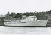 Foto i svartvitt visande passagerarångfartyget BORE NORD av Åbo vid kaj Skeppsbron, Stockholm 1974.