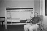 Man i ett av rummen på Torrekulla turiststation i Kållered, år 1984.
Fotografi taget av Harry Moum, HUM, Mölndals-Posten.