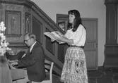 Lars och Gunnel Wadell spelar och sjunger i Kållereds kyrka, år 1984. 