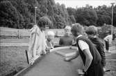 Tyska och svenska ungdomar bekantar sig med varandra vid Torrekulla turiststation i Kållered, år 1984.

För mer information om bilden se under tilläggsinformation.