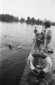 Livräddningsundervisning vid sjön Horsika i Mölndal, år 1984.

För mer information om bilden se under tilläggsinformation.