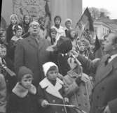 Hyllningar i Uddevalla inför postdiligensens avfärd till Morokulien, november 1959