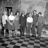 Direktör Robert Schwartzman på Tiger överlämnar elevbrev 15 september 1960