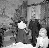 Direktör Robert Schwartzman på Tiger överlämnar elevbrev 15 september 1960