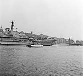 DJURGÅRDEN 5 och DJURGÅRDEN 6 på Stockholms ström. I bakgrunden: hangarfartyget HMS BULWARK (R08), fregatten HMS ANDROMEDA (F57).