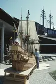 Vasamodellen i skala 1:10 flyttas in i Vasamuseet. T h modellbyggare Stefan Bruhn.