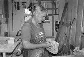 Rune Alfredsson från Kållered slöjdar i ene, år 1984.

För mer information om bilden se under tilläggsinformation.