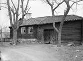 Helgdagsstuga och portlider - nu på friluftsmuseet Disagården - på urpsrunglig plats i Gränby, Björklinge socken, Uppland