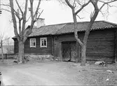 Helgdagsstuga och portlider - nu på friluftsmuseet Disagården - på urpsrunglig plats i Gränby, Björklinge socken, Uppland