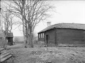 Portlider  och helgdagsstuga - nu på friluftsmuseet Disagården - på urpsrunglig plats i Gränby, Björklinge socken, Uppland