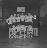 Basketpremiär i Huskvarna idrottshus. Allsvenskan Huskvarna - Växjö. Tränare Milos Buchar. Stående från vänster: Rolf Larsson (3).