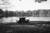 Rastplats vid en sjö i Bunketorp, Lindome, år 1983.

För mer information om bilden se under tilläggsinformation.