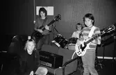 Rockband repar i lokal i Kållereds centrum, år 1983. 