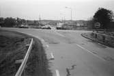 Farlig vägkorsning i Lindome, år 1983. Vy från Spårhagavägen över Gamla Riksvägen mot Industrivägen. 