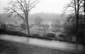 Sagåsens vårdhem sett från Stretereds vårdhem över Streteredsvägen, år 1983.