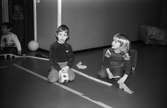 Öppen förskola på Almåsgården i Lindome, år 1983. Pojke och flicka leker med modelljärnväg.

För mer information om bilden se under tilläggsinformation.