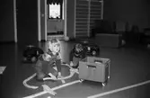 Öppen förskola på Almåsgården i Lindome, år 1983. Flicka och pojke leker med modelljärnväg.

För mer information om bilden se under tilläggsinformation.